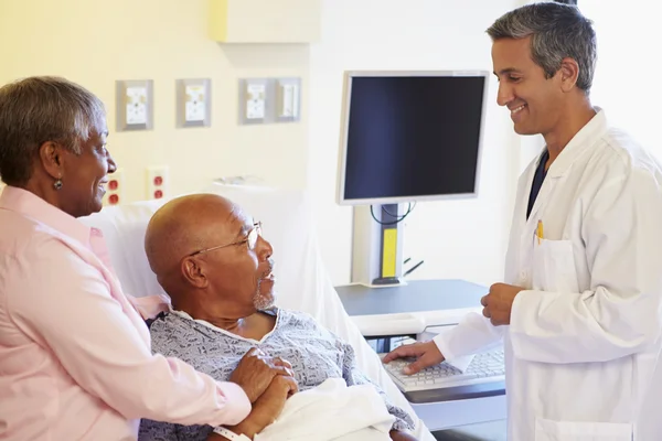 Médecin parlant à un couple de personnes âgées sur Ward — Photo