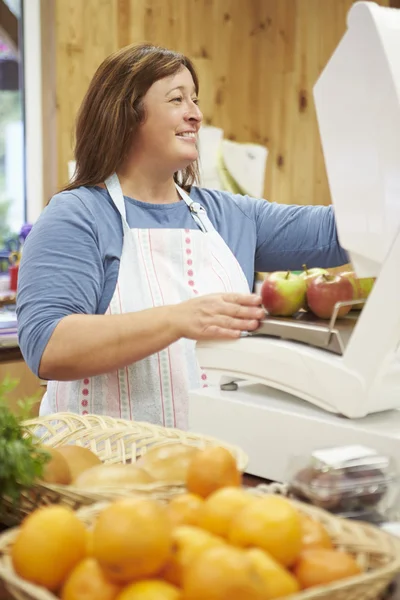 Assistente de vendas feminino no check-out da Farm Shop — Fotografia de Stock