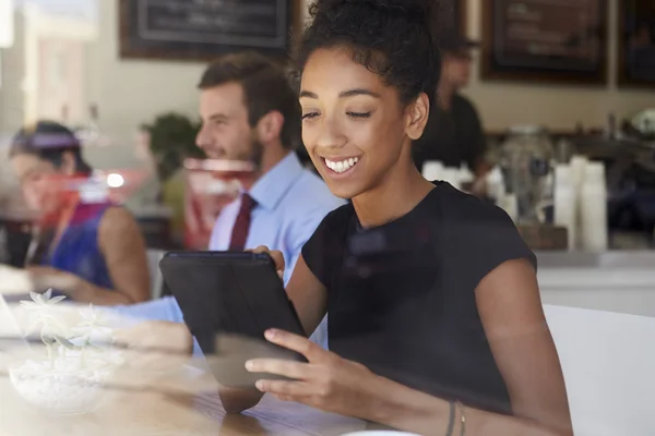 Mujer de negocios usando tableta digital en la cafetería — Foto de Stock