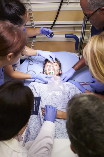 Équipe médicale travaillant sur le patient en salle d'urgence — Photo