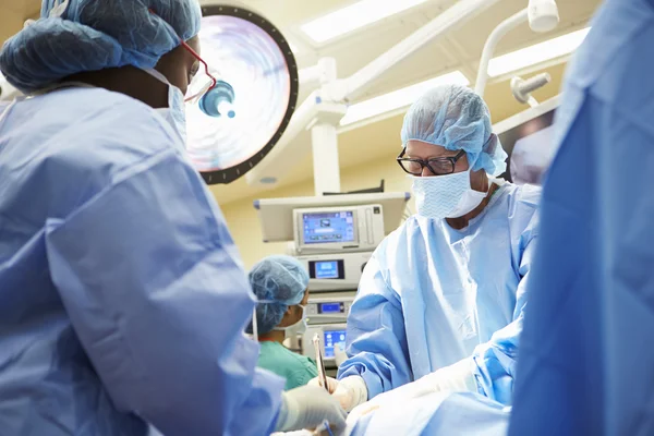 Surgical Team Working — Stock Photo, Image