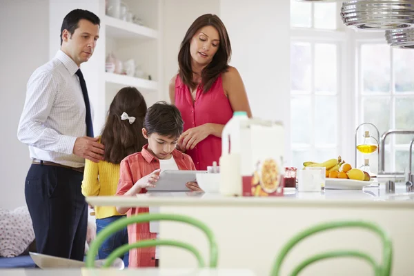Familie helpen om op te ruimen na het ontbijt — Stockfoto