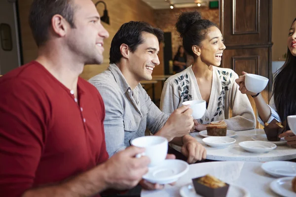 Groep vrienden bijeen in café — Stockfoto