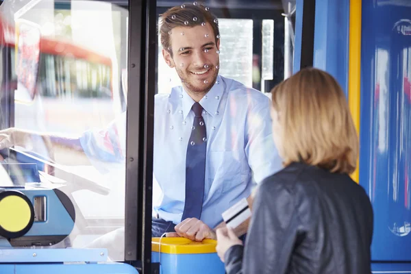 Vrouw aan boord van de bus en het gebruik pass — Stockfoto