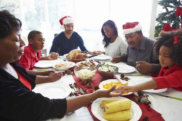 Mehrgenerationenfamilie betet vor dem Weihnachtsessen — Stockfoto