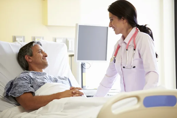 Medico femminile che parla con il paziente maschio nella stanza di ospedale — Foto Stock