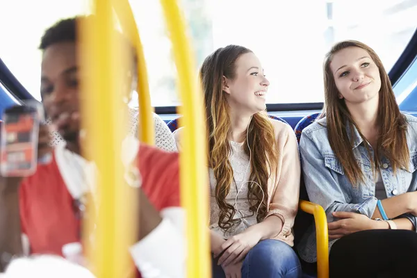 Iki genç kadın üzerinde otobüs yolculuğu beraber — Stok fotoğraf