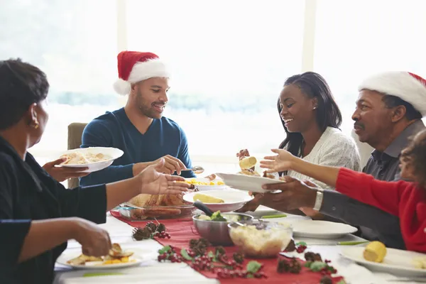 Família de várias gerações desfrutando da refeição de Natal em casa — Fotografia de Stock