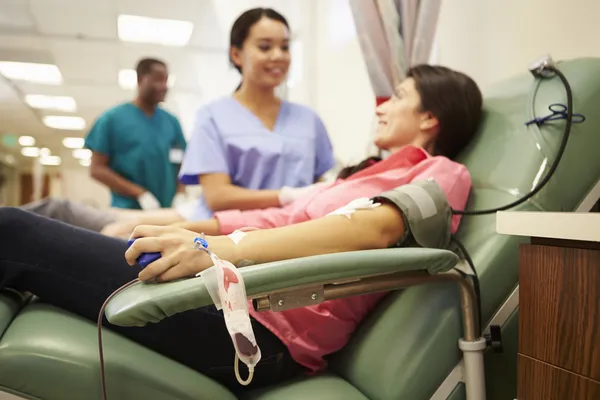 Doadores de sangue fazendo doação no hospital — Fotografia de Stock