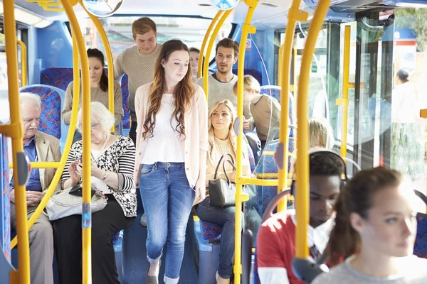 Innenraum des Busses mit Passagieren — Stockfoto