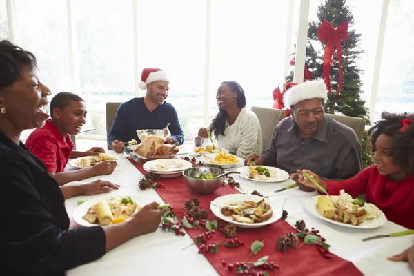 Multi generatie familie genieten van Kerstmis maaltijd thuis — Stockfoto