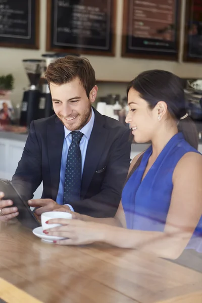 Réunion homme d'affaires et femme d'affaires dans un café — Photo