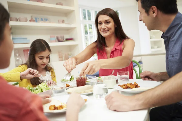 Famiglia ispanica seduta a tavola a mangiare insieme — Foto Stock