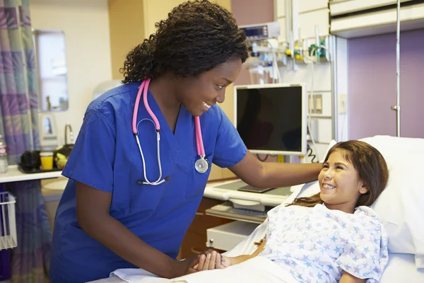Giovane ragazza parlando con infermiera donna in camera d'ospedale — Foto Stock
