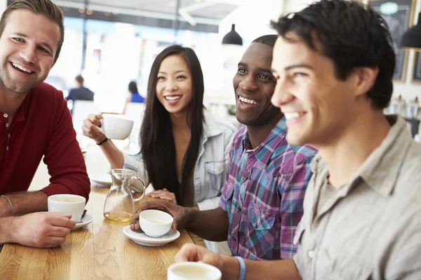 Reunión de grupo de amigos en cafetería — Foto de Stock