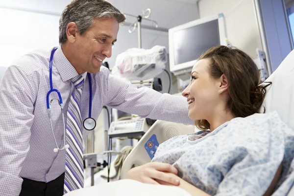 Paciente femenino hablando con consultora masculina en sala de emergencias —  Fotos de Stock