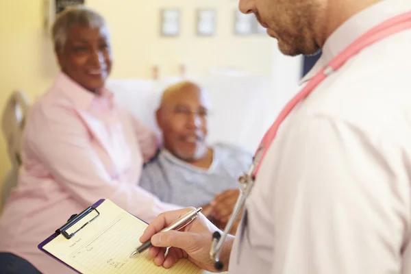 Närbild på läkare uppdatera patienten anteckningar — Stockfoto