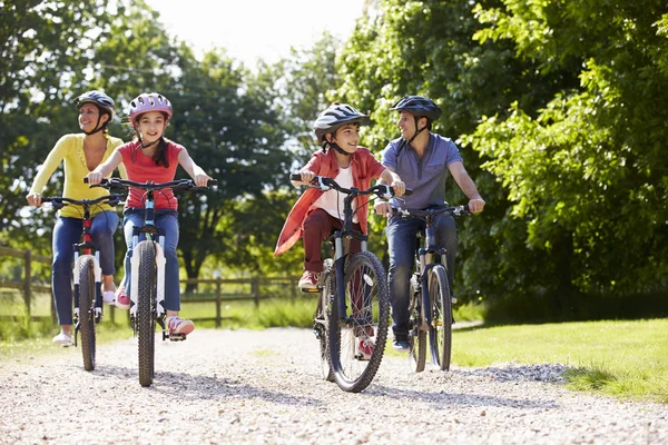 Famille hispanique en vélo à la campagne — Photo