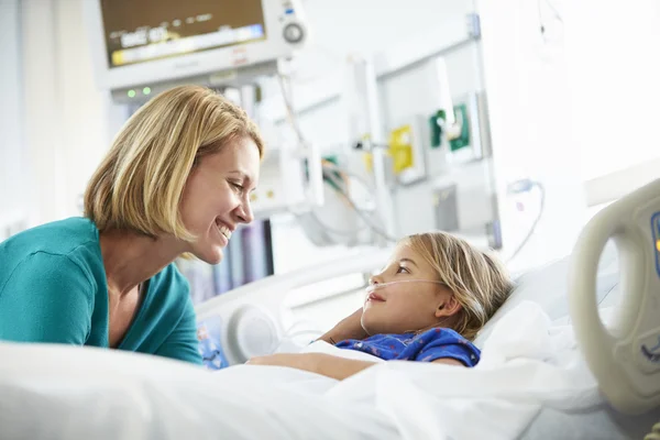 Madre hablando con su hija en la unidad de cuidados intensivos — Foto de Stock