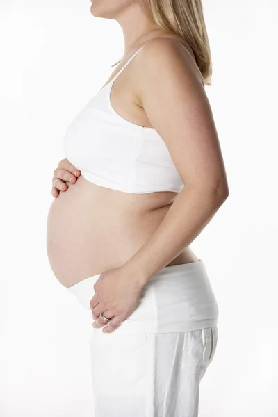 Närbild studio porträtt av 5 månader gravid kvinna som bär whit — Stockfoto