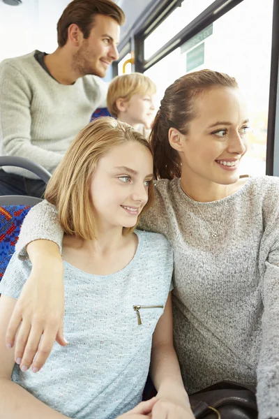 Familia disfrutando del viaje en autobús juntos — Foto de Stock