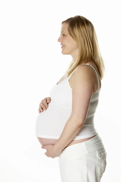 Studio Portrait Of 8 Months Беременная женщина в белом — стоковое фото