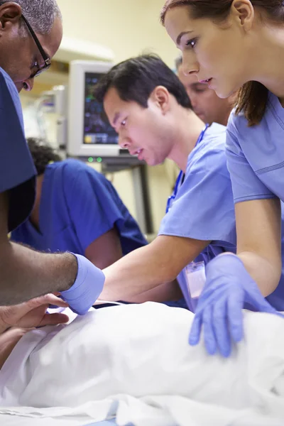 Equipe médica trabalhando no paciente na sala de emergência — Fotografia de Stock