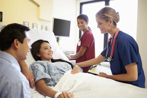 Réunion d'équipe médicale avec couple dans la chambre d'hôpital — Photo