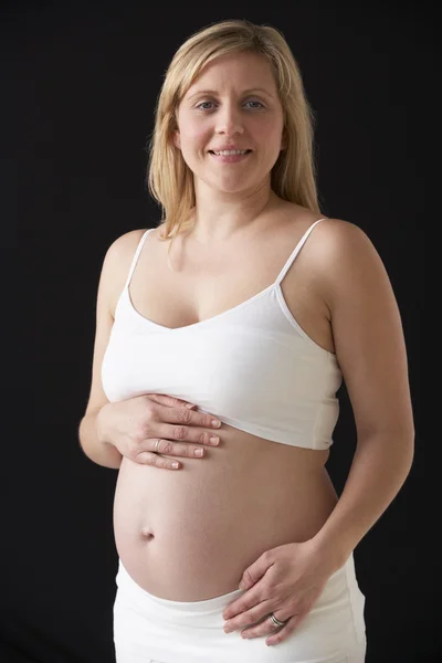 Gravid kvinna Iklädd vit — Stockfoto