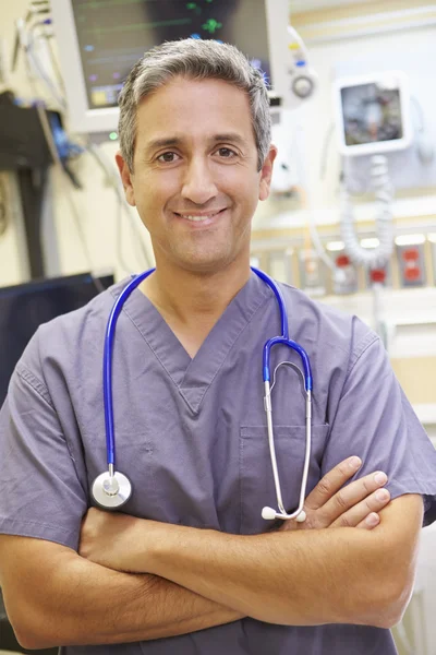 Portrait de docteur masculin en salle d'urgence — Photo