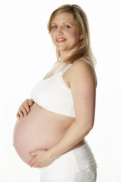 Estúdio Retrato de 8 Meses Mulher grávida vestindo branco — Fotografia de Stock