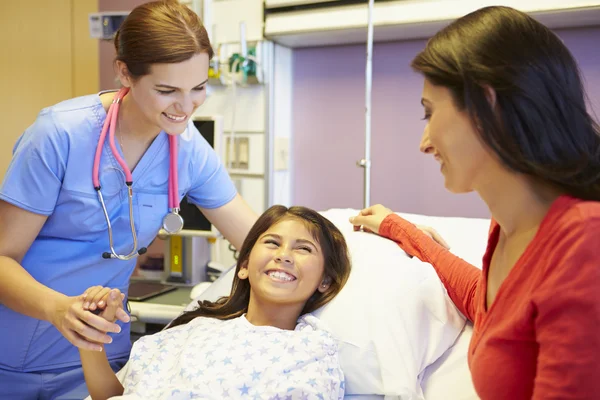 Mère et fille parlent à une infirmière dans une chambre d'hôpital — Photo