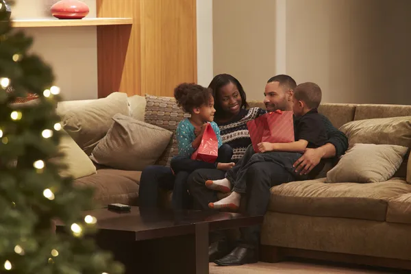 Familie feiert Weihnachten zu Hause von außen betrachtet — Stockfoto