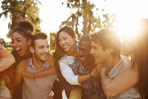 Grupo de amigos divirtiéndose juntos al aire libre — Foto de Stock