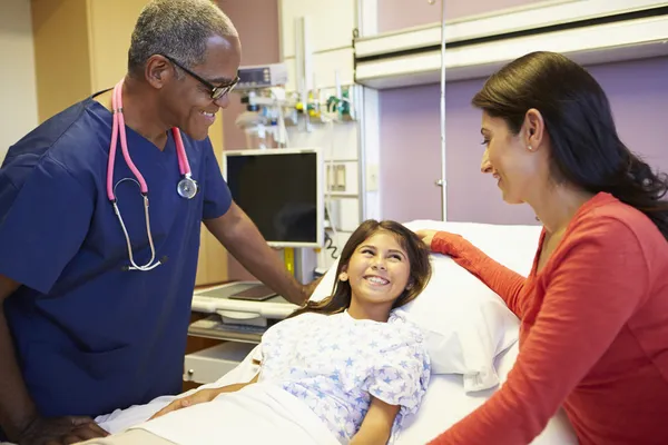 Mãe e filha conversando com a enfermeira no quarto do hospital — Fotografia de Stock