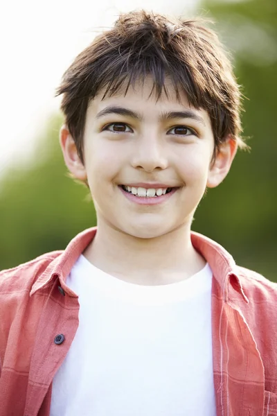 Retrato de sorrir menino hispânico no campo — Fotografia de Stock