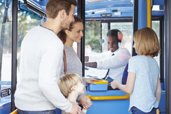 Familjen ombordstigning buss och köpa en biljett — Stockfoto