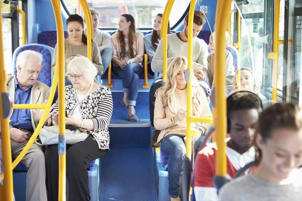 Interieur van bus met passagiers — Stockfoto