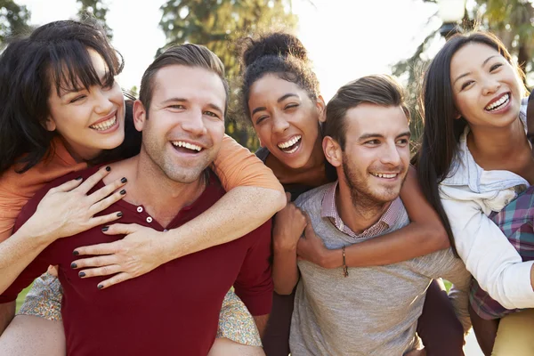 Grupp av vänner som har roligt tillsammans utomhus — Stockfoto