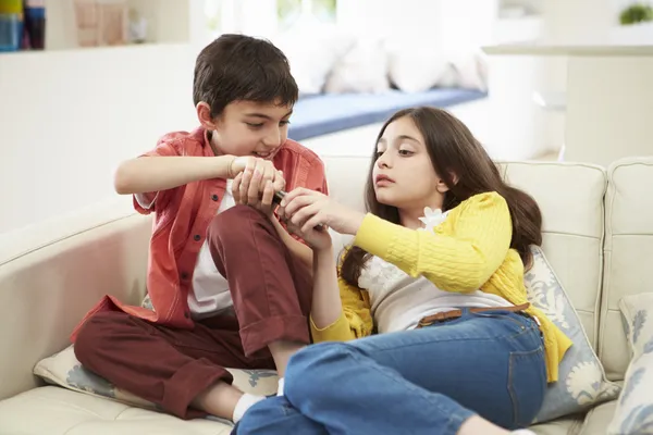 Two Hispanic Children Arguing Over TV Remote Control — Stock Photo, Image