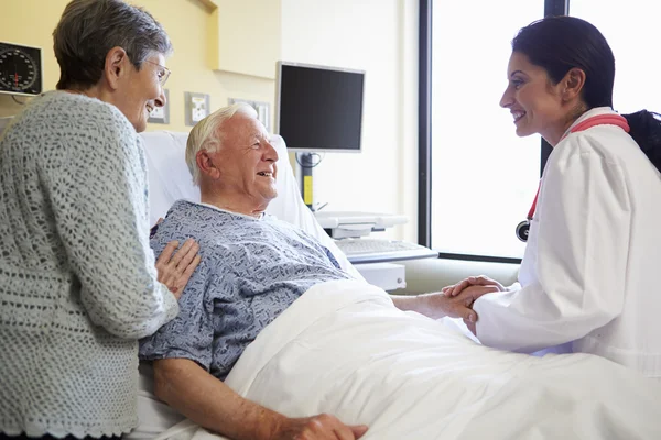 Femme médecin parler à couple âgé dans la chambre d'hôpital — Photo