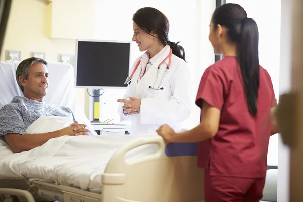 Medico femminile che parla con il paziente maschio nella stanza di ospedale — Foto Stock