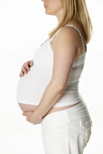 Närbild studio porträtt av 8 månader gravid kvinna som bär whit — Stockfoto