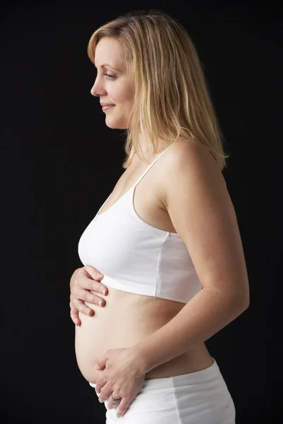 Mulher grávida vestindo branco — Fotografia de Stock