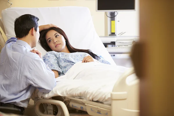 Marido visitando esposa en el hospital —  Fotos de Stock