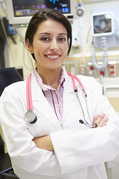 Retrato de doctora en sala de emergencias — Foto de Stock