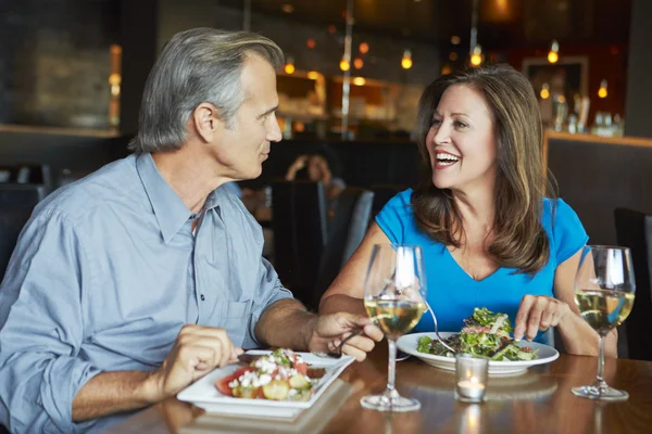 Pareja madura disfrutando de la comida en el restaurante al aire libre — Foto de Stock