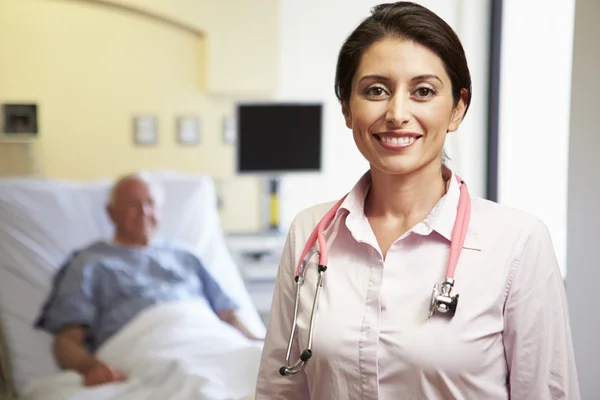 Porträt einer Ärztin mit Patientin im Hintergrund — Stockfoto