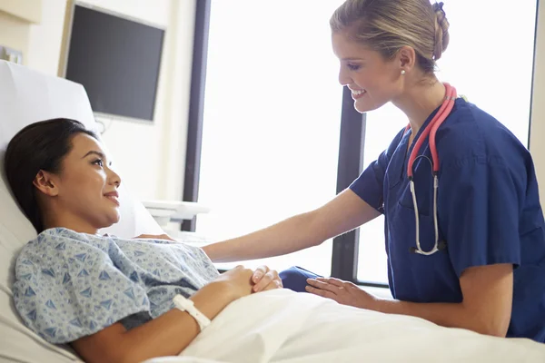 Infirmière parlant à une patiente sur le pont — Photo