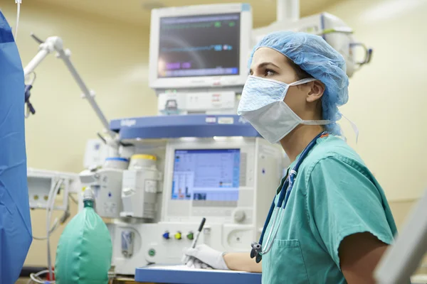 Anestezist ameliyathane içinde çalışma — Stok fotoğraf